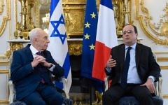 Shimon Peres et François Hollande au palais de l'Elysée le 25 mars 2016 (Crédit : Facebook/Shimon Peres שמעון פרס)