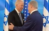 Joe Biden et Benjamin Netanyahu, le 9 mars 2016 à Jérusalem (Crédit : עמוס בן גרשום, לע״מ)