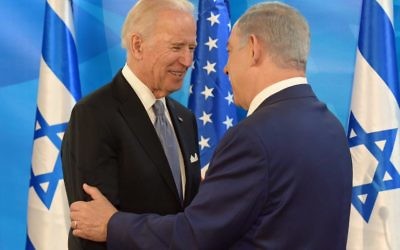 Joe Biden et Benjamin Netanyahu, le 9 mars 2016 à Jérusalem (Crédit : עמוס בן גרשום, לע״מ)