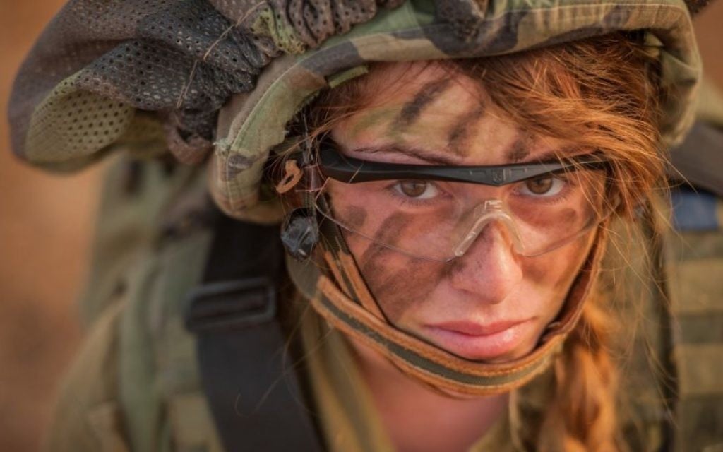 Une soldate du bataillon des Lions du Jourdain pendant un exercice, le 8 juin 2015. (Crédit : unité des porte-paroles de l'armée israélienne/Flickr) Une soldate du bataillon des Lions du Jourdain pendant un exercice, le 8 juin 2015. (Crédit : unité des porte-paroles de l'armée israélienne/Flickr)