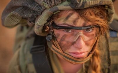 Une soldate du bataillon des Lions du Jourdain pendant un exercice, le 8 juin 2015. (Crédit : unité des porte-paroles de l'armée israélienne/Flickr)