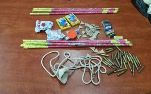 Munitions, pétards et une fronde ont été découverts par la police dans la yeshiva Od Yosef Hai, dans l'implantation radicale de Yitzhar, en Cisjordanie, le 15 mars 2016. (Crédit : police israélienne) Munitions, pétards et une fronde ont été découverts par la police dans la yeshiva Od Yosef Hai, dans l'implantation radicale de Yitzhar, en Cisjordanie, le 15 mars 2016. (Crédit : police israélienne)