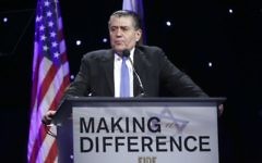 Haim Saban pendant le gala de la région ouest 2014 des Amis des forces de défense israéliennes au Beverly Hilton de Beverly Hills, en Californie, le 5 nvembre 2014. (Crédit : Tiffany Rose/WireImage)