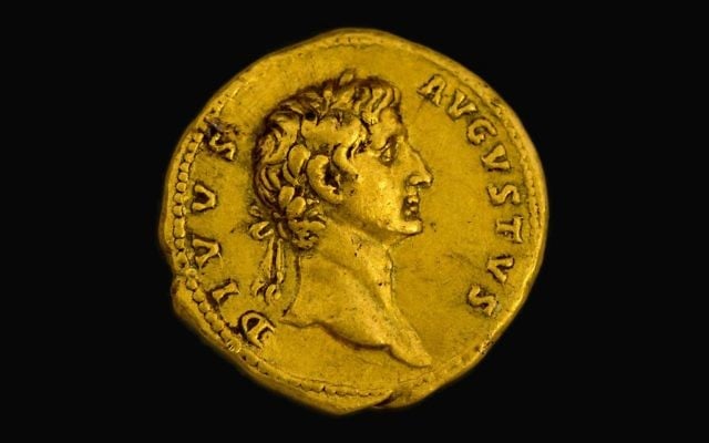 Une pièce ancienne de 2 000 ans estampillée du portrait de l'empereur 'Auguste déifié' (Crédit : Samuel Magal, autorisation de l'Autorité des Antiquités d'Israël)