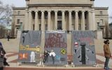 Des étudiants anti-israéliens de l'université Columbia érigent un faux "mur de l'apartheid" devant l’emblématique Low Library, pendant la Semaine contre l'apartheid israélien, le 3 mars 2016. Illustration. (Crédit : Uriel Heilman)