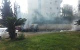 Un Hummer blanc brûle après une explosion dans le nord de Tel-Aviv le 13 mars 2016. (Crédit : police israélienne)