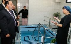 Le ministre des Affaires religieuses David Azoulay visite un luxueux mikvé [bain rituel] dans l'implantation d'Alon Shvut, en Cisjordanie, pendant une visite du Gush Etzion le 25 août 2015. (Crédit : Gershon Elinson/FLASH90)