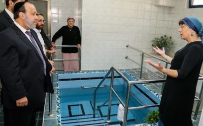 Le ministre des Affaires religieuses David Azoulay visite un luxueux mikvé [bain rituel] dans l'implantation d'Alon Shvut, en Cisjordanie, pendant une visite du Gush Etzion le 25 août 2015. (Crédit : Gershon Elinson/FLASH90)