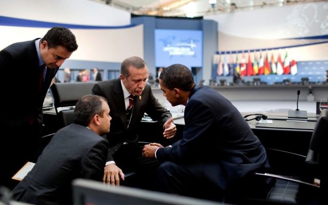 Le président américain Barack Obama et le Premier ministre turc, aujourd'hui président, Recep Tayyip Erdogan à la suite de la session de l'après-midis du sommet du G20 à Pittsburgh, le 25 septembre 2009.(Crédit : Pete Souza [domaine public], via Wikimedia Commons)