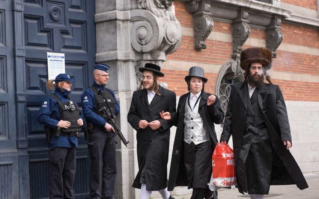Parmi des informations d'échecs sécuritaires à répétition, beaucoup de juifs belges ont le sentiment que leur gouvernement les laisse vulnérables. (Crédit : Cnaan Liphshiz)