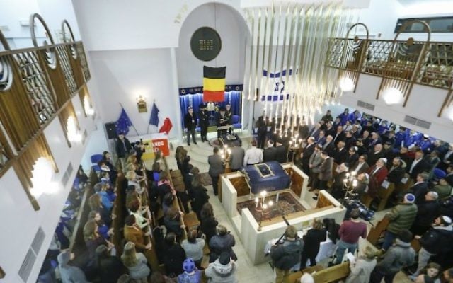 Cérémonie d'hommage aux victimes après les attentats de Charlie Hebdo et de l'Hyper Cacher dans la synagogue Maale de Bruxelles, le 14 janvier 2015. (Crédit : Thierry Roge/AFP/Getty Images via JTA)