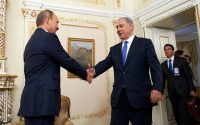 Le président russe Vladimir Poutine, à gauche, saluant le Premier ministre israélien Benjamin Netanyahu à Moscou, le 21 septembre 2015 (Crédit : ambassade d'Israël en Russie / Flash90 / via JTA)