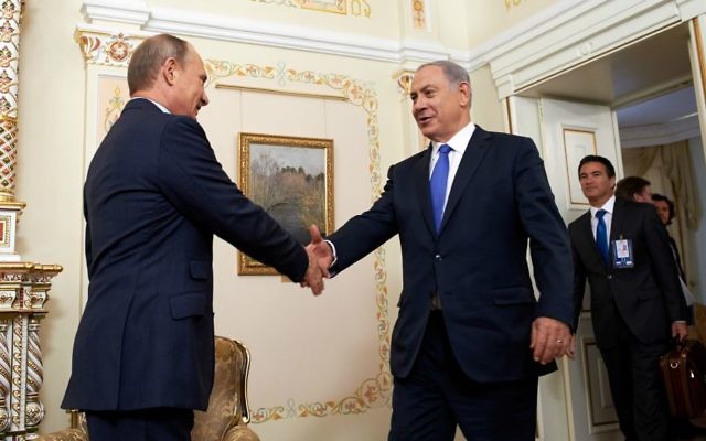Le président russe Vladimir Poutine, à gauche, saluant le Premier ministre israélien Benjamin Netanyahu à Moscou, le 21 septembre 2015 (Crédit : ambassade d'Israël en Russie / Flash90 / via JTA) Le président russe Vladimir Poutine, à gauche, saluant le Premier ministre israélien Benjamin Netanyahu à Moscou, le 21 septembre 2015 (Crédit : ambassade d'Israël en Russie / Flash90 / via JTA)