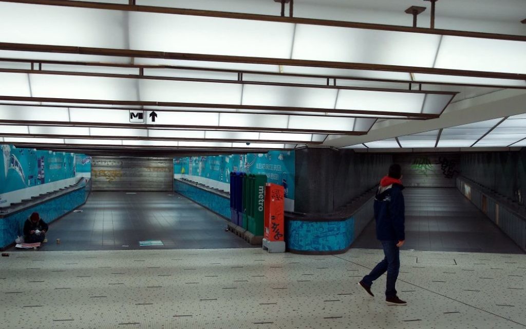 Un homme dans un tunnel vide d'une station de métro fermée à Bruxelles, en Belgique, le 21 novembre 2015. (Crédit : Nicolas Maeterlinck/AFP/Getty Images)