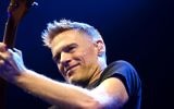 Bryan Adams au Color Line Arena, Hambourg, Allemagne, le 3 juin 2007 (Crédit : Marco Maas/CC-BY-2.0)