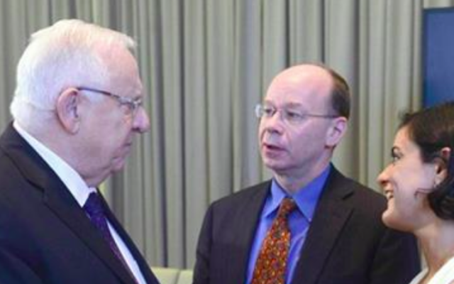 Le président Reuven Rivlin reçoit un rapport du Pew Research Center sur la "mosaïque israélienne: Identité, Société et Religion", le 8 mars 2016, à Jérusalem (Crédit : Mark Neyman / GPO)