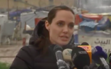 Angelina Jolie dans un camp de réfugiés au Liban, le 15 mars 2016 (Crédit : Capture d’écran YouTube)