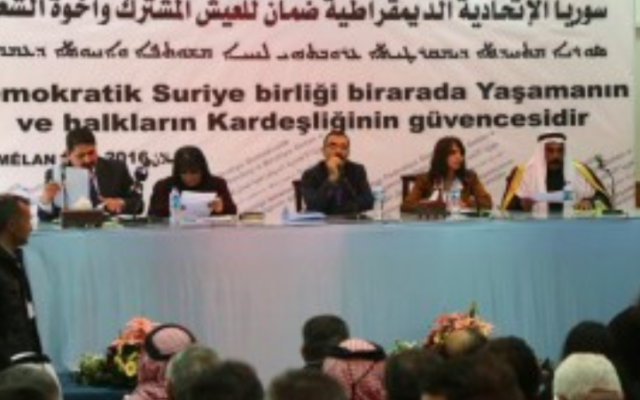 Aldar Khalil (C), du Mouvement pour une société démocratique, et le cheikh Hamad Sheikh Shihadeh (à droite), le chef du clan Naim dans le nord de la Syrie, lors d'une réunion de plus de 150 délégués kurdes, arabes, assyriens et d'autres parties dans la ville de Rmeilan, dans la province de Hasakah nord-est de la Syrie, où la décision a été prise d'établir une région fédérale, le 16 mars 2016 (Crédit : AFP / DELIL SOULEIMAN) Aldar Khalil (C), du Mouvement pour une société démocratique, et le cheikh Hamad Sheikh Shihadeh (à droite), le chef du clan Naim dans le nord de la Syrie, lors d'une réunion de plus de 150 délégués kurdes, arabes, assyriens et d'autres parties dans la ville de Rmeilan, dans la province de Hasakah nord-est de la Syrie, où la décision a été prise d'établir une région fédérale, le 16 mars 2016 (Crédit : AFP / DELIL SOULEIMAN)