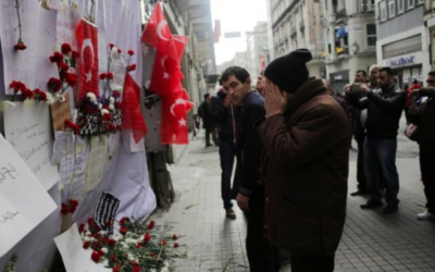 Un homme ému devant un mémorial improvisé à l'emplacement de l'explosion d'un attentat suicide dans la rue Istiklal, un quartier commerçant et touristique majeur, dans le centre d'Istanbul, le 20 mars 2016. (Crédit : AFP / Yasin Akgul)