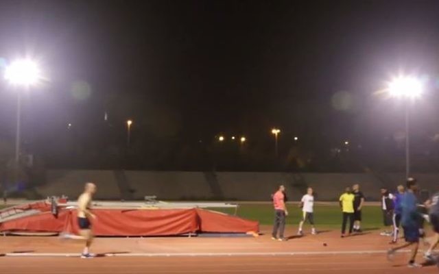 L'équipe masculine judéo-arabe de Coureurs sans frontière s'entraîne pour le marathon de Jérusalem au stade de l'université hébraïque, à Givat Ram, en mars 2016. (Crédit : capture d'écran YouTube/Times of Israel) L'équipe masculine judéo-arabe de Coureurs sans frontière s'entraîne pour le marathon de Jérusalem au stade de l'université hébraïque, à Givat Ram, en mars 2016. (Crédit : capture d'écran YouTube/Times of Israel)