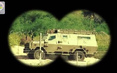 Tank israélien montré comme à travers la visée d'une arme dans une vidéo du groupe terroriste palestinien du Jihad islamique menaçant l'armée israélienne, diffusée le 15 mars 2016. (Crédit : capture d'écran YouTube)
