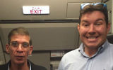 Benjamin Innes, 26 ans, avec le pirate de l'air d'EgyptAir, Seif Eldin Mustafa (à gauche) (Crédit : Capture d'écran Twitter)