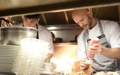 Tomas Kalika (à droite) dans la cuisine au Mishiguene à Buenos Aires (Crédit : Autorisation de Mishiguene)