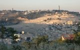 Le mont des Oliviers à Jérusalem, vu depuis l'enceinte grecque à Abu Tor. (Crédit : Sue Surkes/Times of Israël)