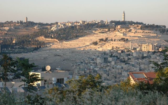 Le mont des Oliviers à Jérusalem, vu depuis l'enceinte grecque à Abu Tor. (Crédit : Sue Surkes/Times of Israël) Le mont des Oliviers à Jérusalem, vu depuis l'enceinte grecque à Abu Tor. (Crédit : Sue Surkes/Times of Israël)