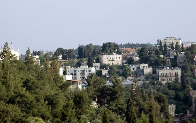 Une vue de l'enceinte grecque à Abu Tor depuis la Porte de Jaffa dans Vieille Ville (Crédit : Sue Surkes / Times of Israel)