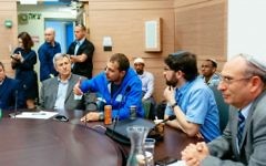 David, immigrant de l'ex-URSS (en pull bleu) témoigne devant la commission de l'Alyah de la Knesset. Depuis la gauche, sont également présent le rabbin de Giyur KaHalacha Seth Farber, Eli Cohen, directeur, et l'avocat Elad Caplan. A Jérusalem, le 8 mars 2016. (Crédit : Michael Shapochnic, Giyur KaHalacha)