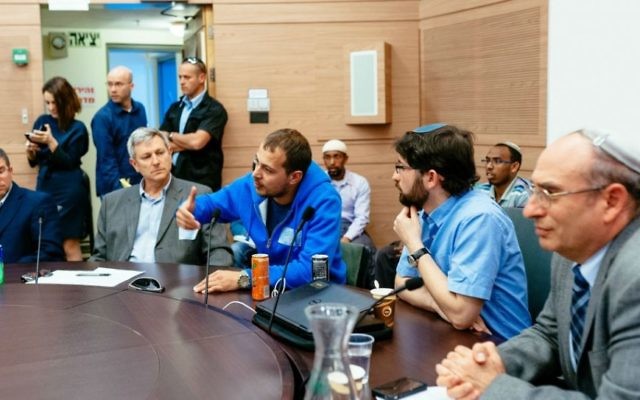David, immigrant de l'ex-URSS (en pull bleu) témoigne devant la commission de l'Alyah de la Knesset. Depuis la gauche, sont également présent le rabbin de Giyur KaHalacha Seth Farber, Eli Cohen, directeur, et l'avocat Elad Caplan. A Jérusalem, le 8 mars 2016. (Crédit : Michael Shapochnic, Giyur KaHalacha)