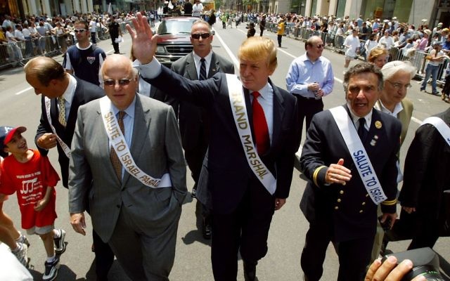 Donald Trump servant en tant que grand maréchal du Salute Israel Parade à New York, le 23 mai 2004 (Crédit : Ron Antonelli / NY Daily News Archive via Getty Images via JTA)