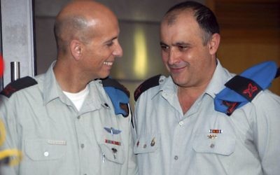 Mishel Ben Baruch, à gauche, directeur de la coopération militaire internationale au ministère de la Défense (SIBAT), avec David Swisa, en janvier 2009. (Crédit : Flash90/unité des porte-paroles de l'armée israélienne)