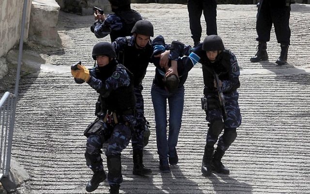 La police palestinienne pendant une session d'entraînement de la force spéciale à Ramallah, en Cisjordanie, en 2014. (Crédit : Issam Rimawi/Flash90) La police palestinienne pendant une session d'entraînement de la force spéciale à Ramallah, en Cisjordanie, en 2014. (Crédit : Issam Rimawi/Flash90)