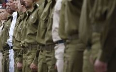 Les soldats de Tsahal lors d'une cérémonie (Crédit : Miriam Alster / Flash90)