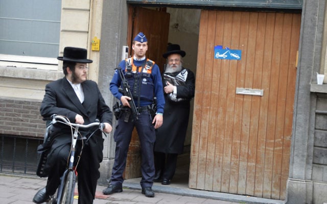 Des policiers supplémentaires sont déployés en Belgique après l'attaque du musée juif de Bruxelles en mai 2014. (Joods Actueel/Flash90) Des policiers supplémentaires sont déployés en Belgique après l'attaque du musée juif de Bruxelles en mai 2014. (Joods Actueel/Flash90)