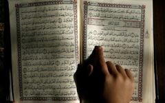 Photo d'un livre en arabe (Crédit : Abed Rahim Khatib/Flash90)