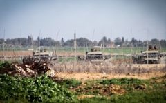 Les forces israéliennes près de la clôture de sécurité à la frontière antre Israël et la bande de Gaza, en février 2015. Illustration. (Crédit : Abed Rahim Khatib/Flash90)