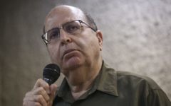 Le ministre de la Défense Moshe Yaalon s'adressant aux étudiants de l'université hébraïque de Jérusalem, le 4 mars 2015 (Crédit : Hadas Parush / Flash90)