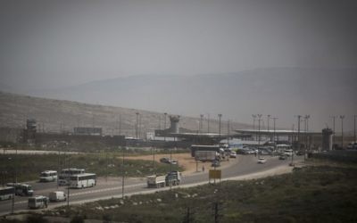 Le checkpoint de Qalandiya, près de la zone industrielle d'Atarot, entre Jérusalem Est et la Cisjordanie, le 7 avril 2015. (Crédit : Hadas Parush/Flash90)
