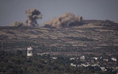 Les explosions dues aux combats en Syrie sont visibles depuis le côté israélien de la frontière, sur le plateau du Golan, le 16 juin 2015. (Crédit : Basel Awidat/Flash90)
