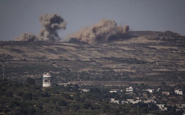 Les explosions dues aux combats en Syrie sont visibles depuis le côté israélien de la frontière, sur le plateau du Golan, le 16 juin 2015. (Crédit : Basel Awidat/Flash90)