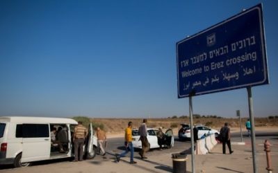 Des Palestiniens arrivent depuis Gaza au point de passage Erez, entre Israël et la bande de Gaza, le 3 septembre 2015. (Crédit : Yonatan Sindel/Flash90)