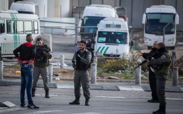 Photo des forces de sécurité israéliennes arrêtant un Palestinien à l'entrée du camp de réfugiés de Shuafat à Jérusalem-Est, le 2 décembre 2015 (Crédit : Hadas Parush / Flash90) Photo des forces de sécurité israéliennes arrêtant un Palestinien à l'entrée du camp de réfugiés de Shuafat à Jérusalem-Est, le 2 décembre 2015 (Crédit : Hadas Parush / Flash90)