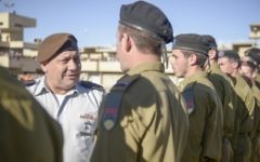 Le chef d'Etat-major Gadi Eizenkot pendant une cérémonie pour les officiers de l'armée israélienne, le 24 février 2016. (Crédit : porte-parole de l'armée israélienne)