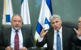 Yair Lapid, dirigeant du parti centriste Yesh Atid, à droite, et Avigdor Liberman, dirigeant du parti de droite Yisrael Beytenu, pendant une conférence commune à la Knesset, le 29 février 2016. (Crédit : Miriam Alster/FLASH90)