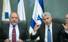 Yair Lapid, dirigeant du parti centriste Yesh Atid, à droite, et Avigdor Liberman, dirigeant du parti de droite Yisrael Beytenu, pendant une conférence commune à la Knesset, le 29 février 2016. (Crédit : Miriam Alster/FLASH90)