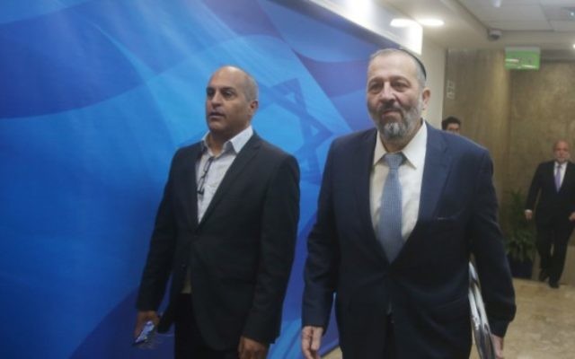Le ministre de l'Intérieur Aryeh Deri (à droite) à son arrivée à la réunion hebdomadaire du cabinet dans les bureaux du Premier ministre, à Jérusalem, le 6 ars 2016. (Crédit : Marc Israel Sellem/POOL)