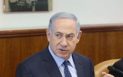 Le Premier ministre Benjamin Netanyahu pendant la réunion hebdomadaire du gouvernement dans ses bureaux, à Jérusalem, le 6 mars 2016. (Crédit : Marc Israel Sellem/POOL)